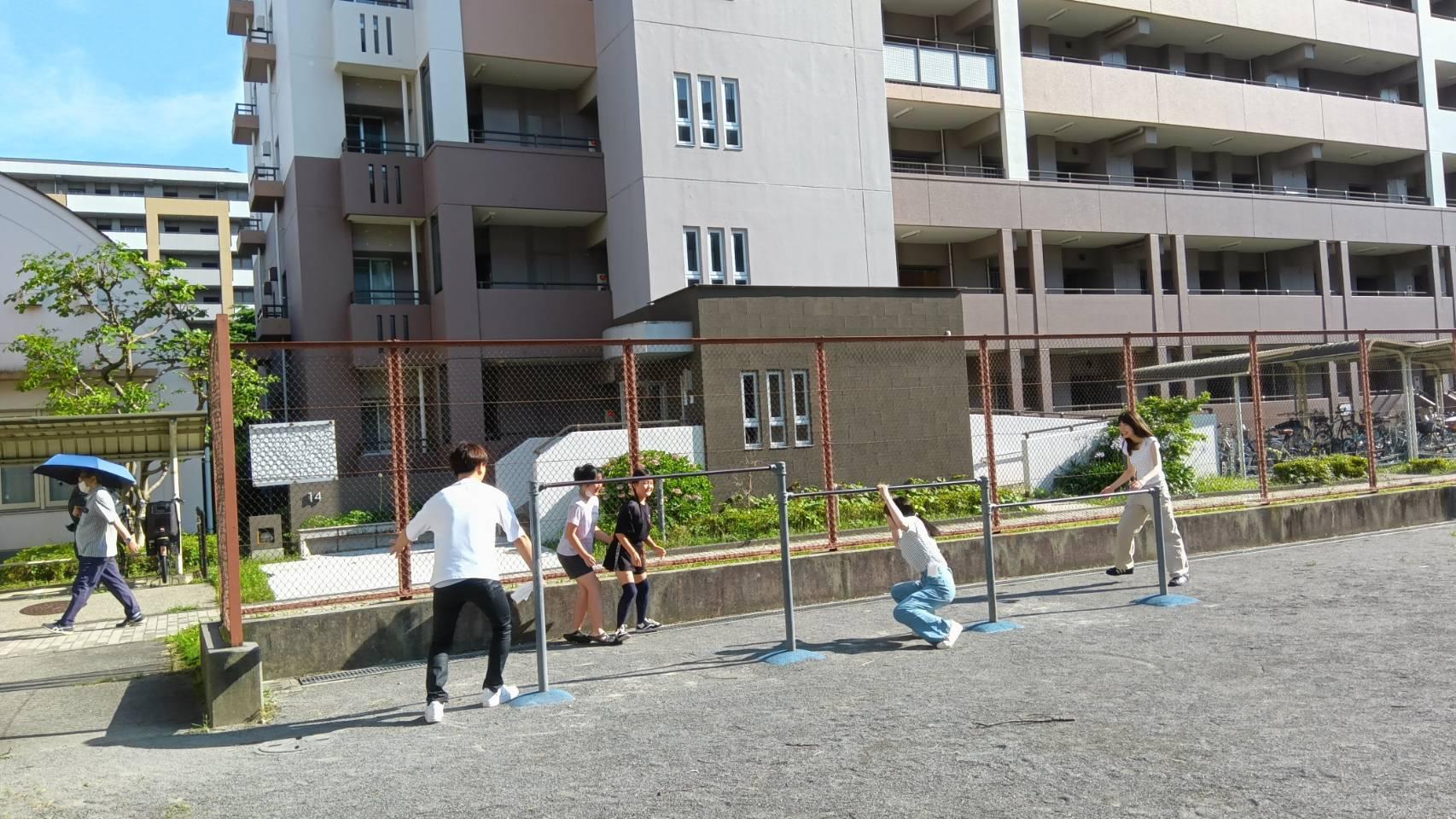 子ども食堂で外遊びを楽しむ子どもたち